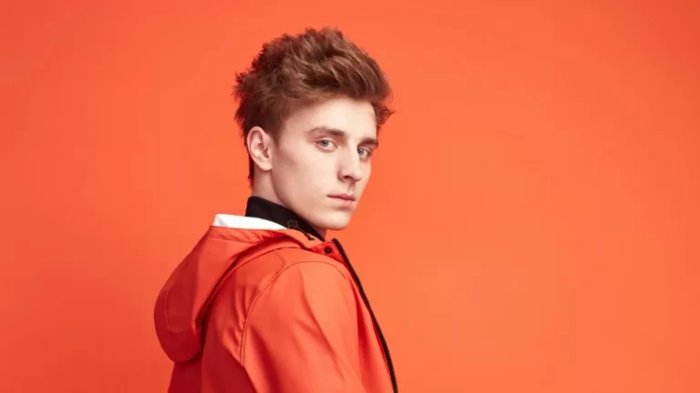 Четвертый дом от Кремля и собственный аквапарк: какой недвижимостью владеет видеоблогер Влад Бумага