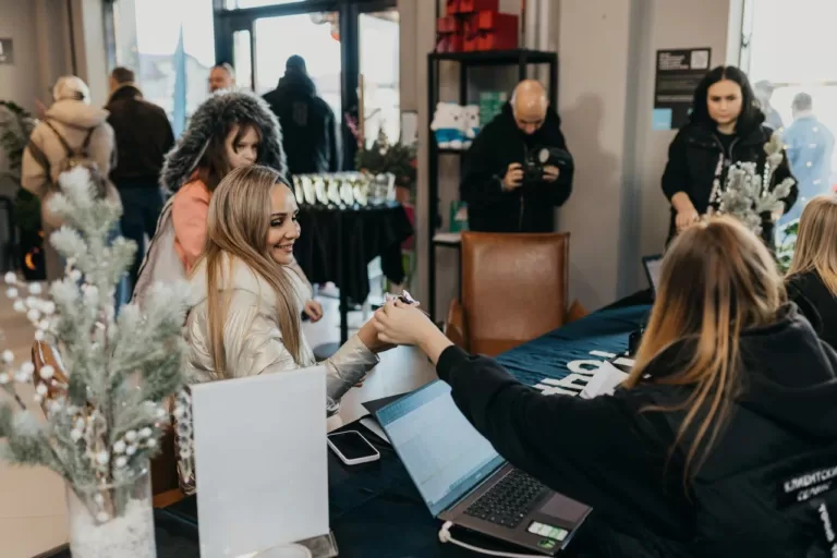 Женщины раньше обзаводятся собственным жильем: 20% покупают недвижимость до 25 лет