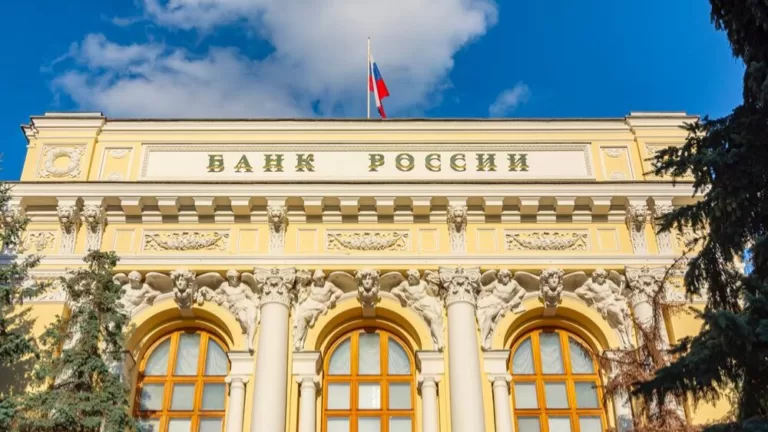 Средневзвешенная ставка по рублевым ипотечным жилищным кредитам в январе снизилась до 8,3% — Банк России