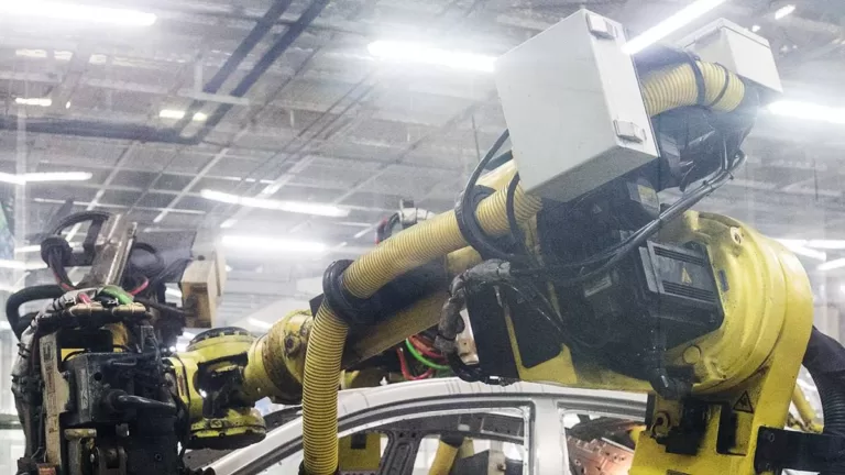 Минпромторг попросил к лету Яндекс и Сбер разработать унифицированный стандарт ПО для промышленных роботов