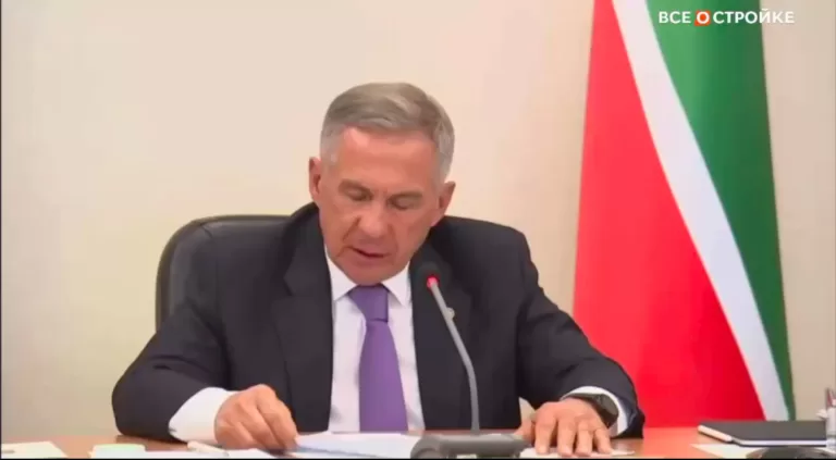 Глава Татарстана, руководитель комиссии Госсовета по направлению «Инфраструктура для жизни» Рустам Минниханов выступил на президиуме с рядом предложений