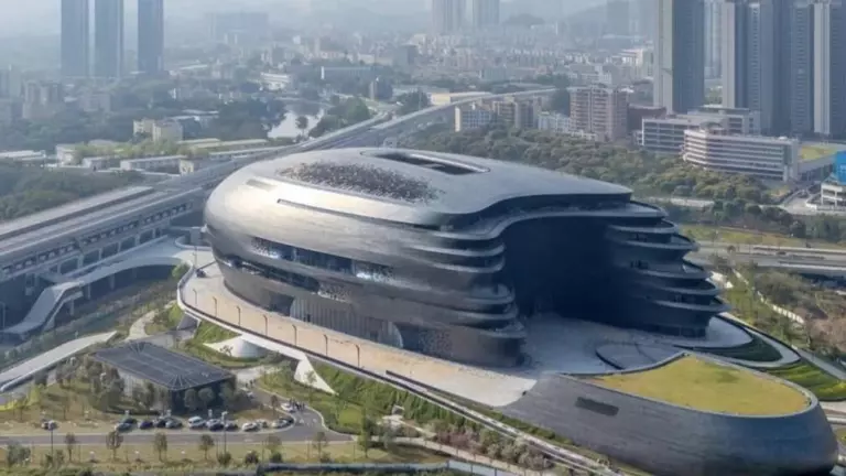 В Китае открылся футуристичный музей науки по проекту архбюро Zaha Hadid