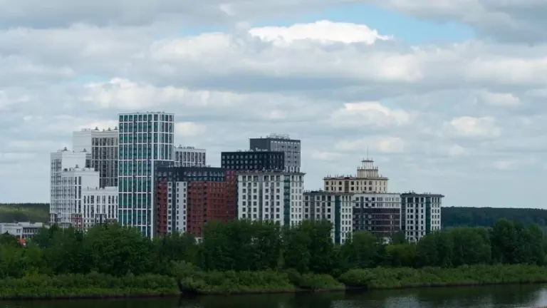 Жизнь с видом на воду: почему стоит выбрать квартиру в новостройке на набережной