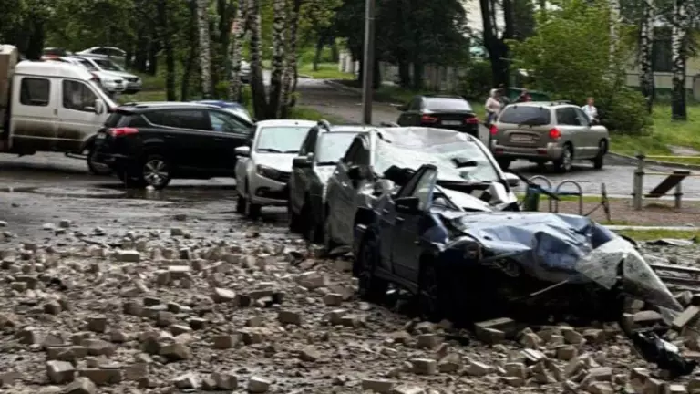 В Чебоксарах кирпичная кладка ЖК «Восточный экспресс» от застройщика «Три-Асс» обвалилась на припаркованные авто