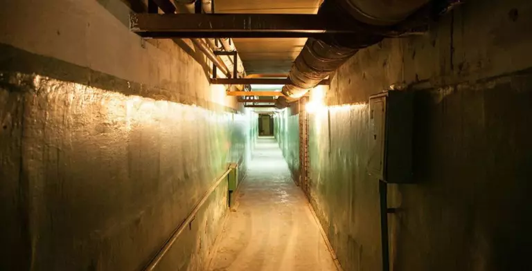 Многие убежища еще не готовы принимать людей, так как по данным МЧС, реконструкция всей сети защитных сооружений завершится лишь в 2030 году