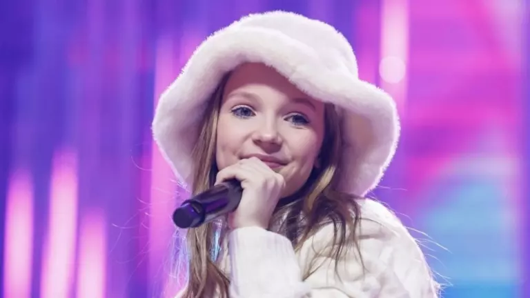 Скромная квартира в Петербурге: где живет юная певица Betsy