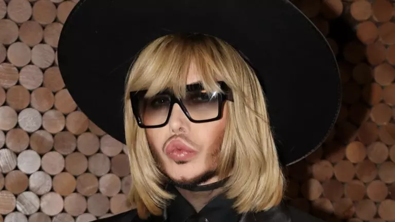 Новая квартира Сергея Зверева: от золота — к минимализму