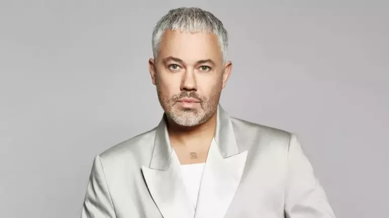 Выход на крышу, большая гардеробная и библиотека: где живет стилист и телеведущий Александр Рогов