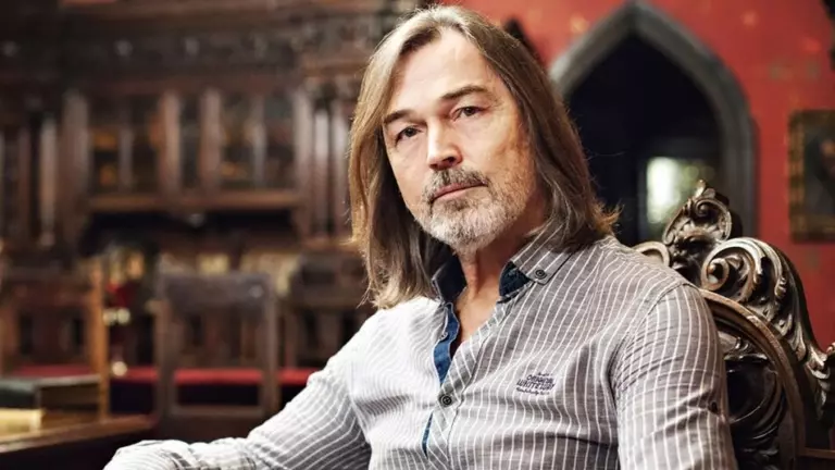 Готический замок и хай-тек под одной крышей: где живет Никас Сафронов