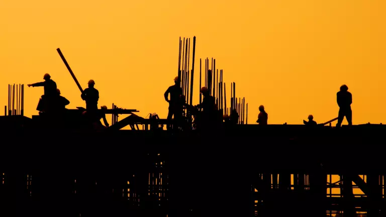 Бетон, кирпич, логистика, организация труда: сколько стоит дом построить в России и других странах мира