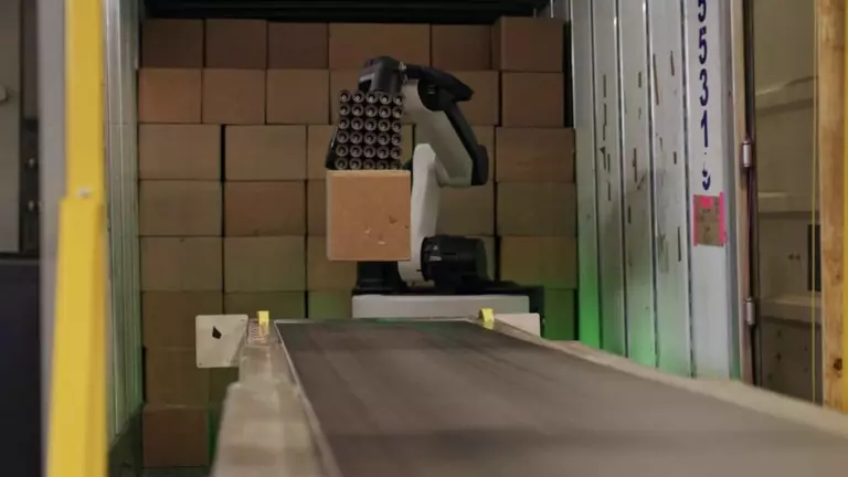 Американская компания DHL развернет еще 1000 роботов Stretch от Boston Dynamics в рамках развития партнерского соглашения, подписанного в 2018 году