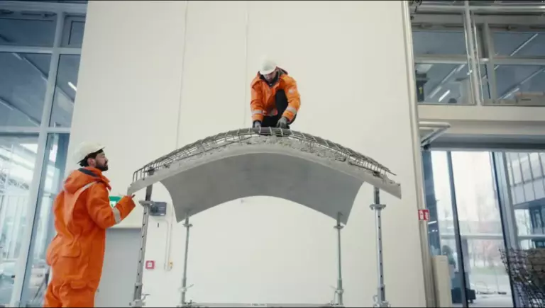 Швейцарский стартап MESH автоматизирует сборку арматуры с помощью роботов, создавая сложные конструкции по цифровым моделям