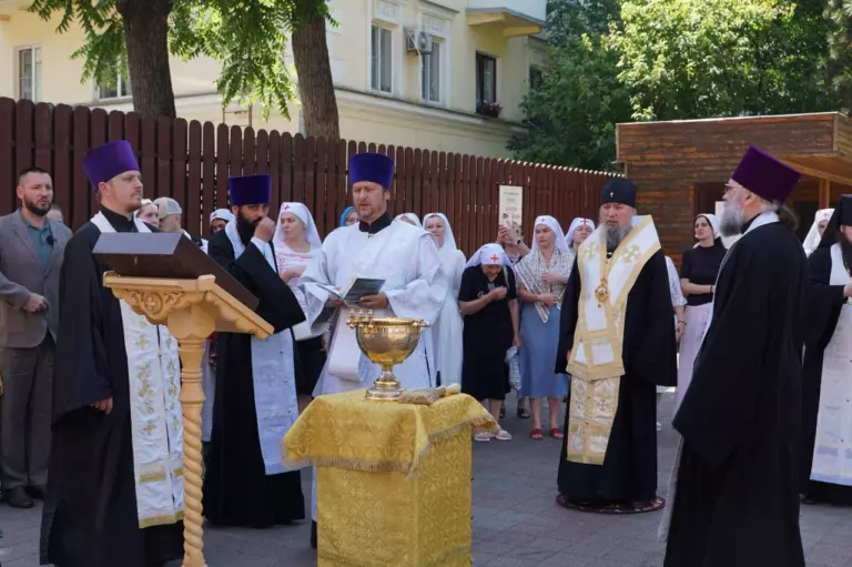 В Свято-Екатерининском кафедральном соборе Краснодара 9 июля митрополит Екатеринодарскийи Кубанский Василий освятил автобус