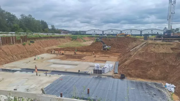 На стройке ЖК «Станиславский» от «ОМ Девелопмент», который находится в процедуре банкротства, уже начал зарастать котлован