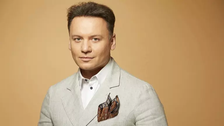 Потолок с лепниной, классика и яркие акценты: как выглядит московская квартира Александра Олешко