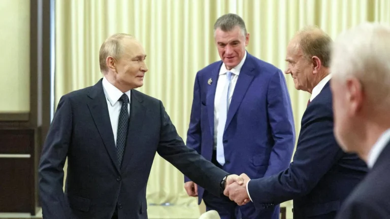 Лидер ЛДПР Леонид Слуцкий на встрече президента РФ Владимира Путина с лидерами думских фракций предложил создать в России ведомство по контролю за ЖКХ