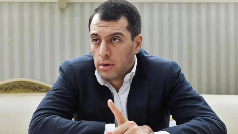 Экс-чиновника петербургских управлений Росреестра и Росимущества Бориса Авакяна, которого недавно объявили в розыск, нашли мертвым в консульстве Армении