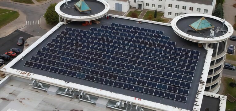 В Минске появилось целое «поле» из солнечных панелей на здании большого паркинга