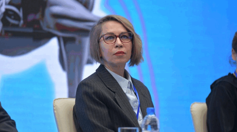 Узнали о том, что Елена Звонарёва в июне покинула статус советника министра строительства и ЖКХ РФ