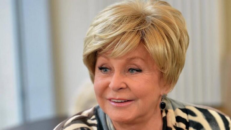 Дом с петушком на крыше телеведущей Ангелины Вовк в подмосковной Лобне