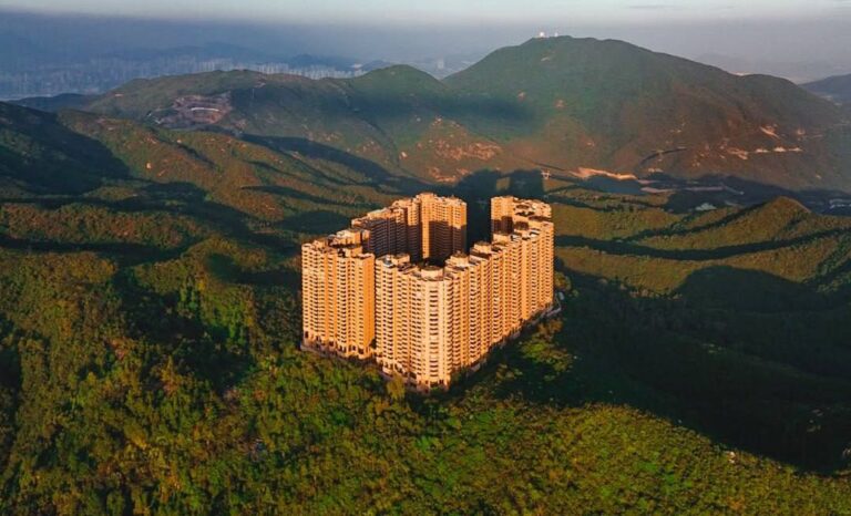 ЖК для интровертов построили в Китае — это Hong Kong Parkview, который в 80-х возвели среди гор