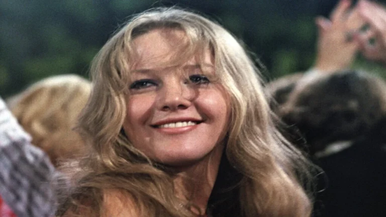 Где живёт актриса Елена Проклова, помимо Подмосковья: морская квартира в Сочи, созданная для тишины 