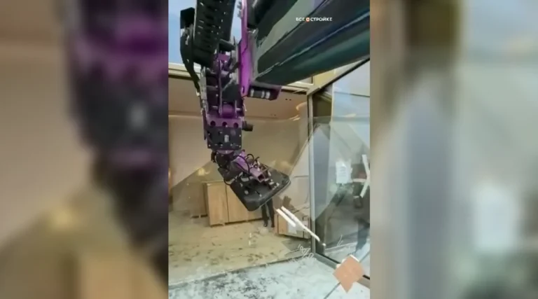 Нашли интересное видео с компактным стеклороботом Cowest WSR-800LA