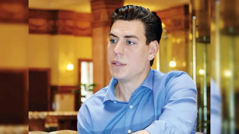 Квартира Дмитрия Дюжева: как живёт Космос из «Бригады» — роскошный интерьер, панорамные окна и премиальный ЖК