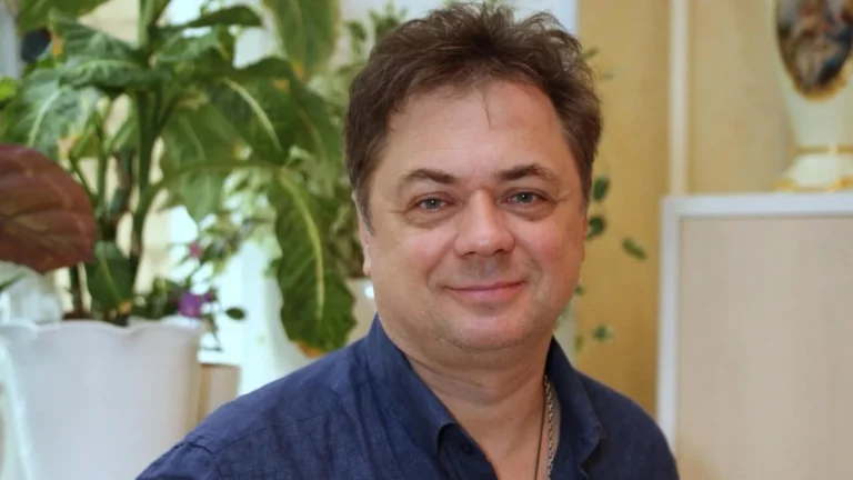 Не экранная коммуналка, а продуманный семейный интерьер: как на самом деле живёт звезда «Папиных дочек» Андрей Леонов