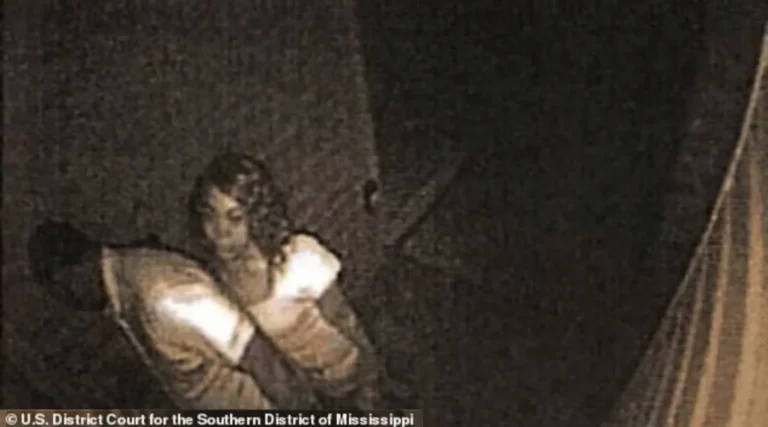 В США хозяин жилья жестоко отомстил за негативный отзыв, отправив жене арендатора компрометирующее фото с камеры видеонаблюдения