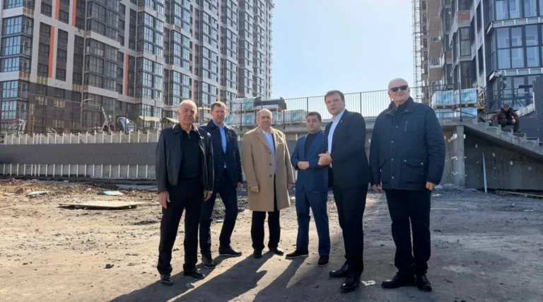 Эксклюзив: замминистра Никита Стасишин совместно с председателем комитета Госдумы РФ по строительству и ЖКХ Сергеем Пахомовым проинспектировали стройки