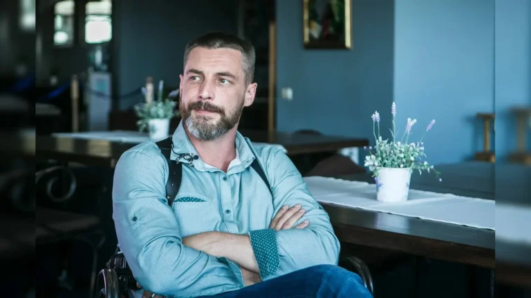 Где живет Антон Батырев: панорамные окна, светлый минимализм и продуманная планировка — разбор квартиры звезды сериалов