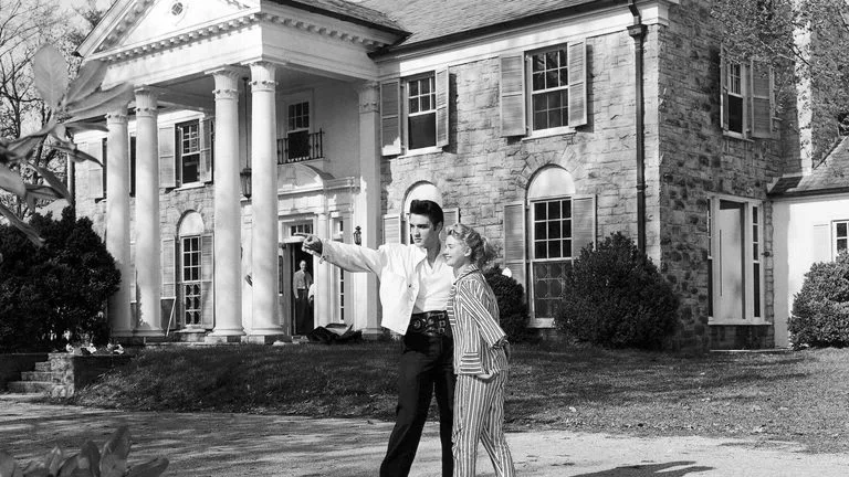 Дача мечты и дачный сезон в стиле Голливуда: как дома Мэрилин Монро, Элвиса Пресли, Фрэнка Синатры и других ТОПовых звезд вдохновляют загородное строительство