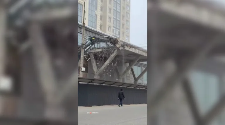 В Махачкале начался снос входной группы апарт-отеля Grand Capital, расположенного в ЖК «Анжи-Сити», который не все местные жители восприняли радостно