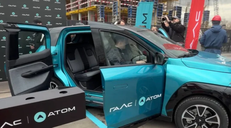 Вот такие полностью отечественные электромобили «Атом» будут встроены в качестве каршеринга на территории ЖК «Адмирал» для его жителей