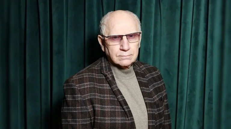 Где живет Валерий Баринов: скромная квартира с дизайнерским ремонтом, кожаной мебелью и камином — экскурсия в дом актера