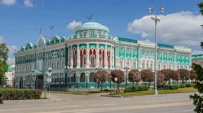 Дом Севастьянова в Екатеринбурге: эклектичный особняк XIX века стал символом России и попал на купюру номиналом 5000 рублей