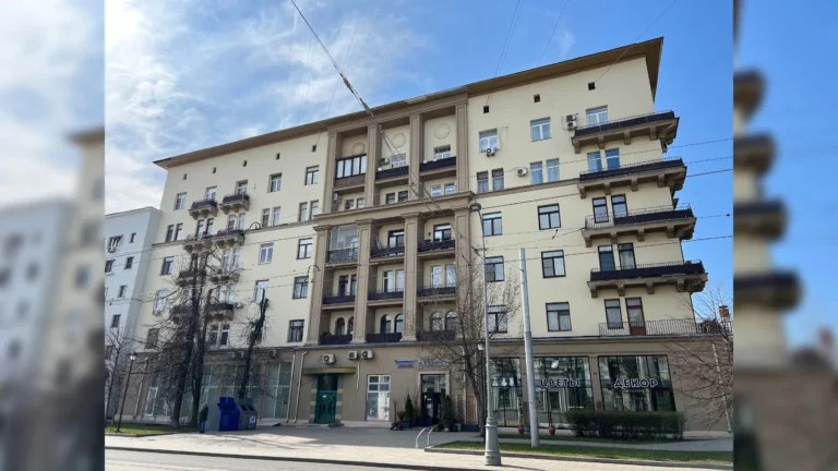 Секретная сталинка на Новокузнецкой в Москве: дом без лишнего декора, но с историей храма и необычными квартирами