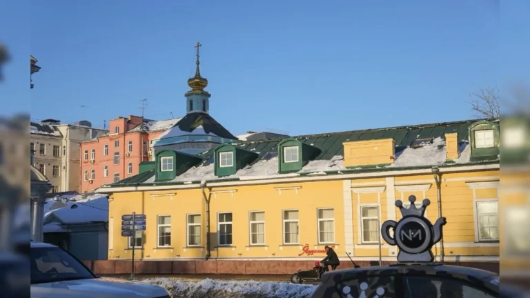 Дом с «двойным дном» в Москве: где на Яузской ловили «Черную кошку» и рос Владимир Этуш — архитектура, кино и трансформация городской среды