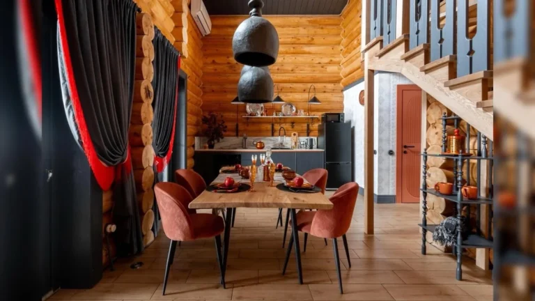 Как выглядит дом из кедра в Ростовской области в стиле современной русской сказки