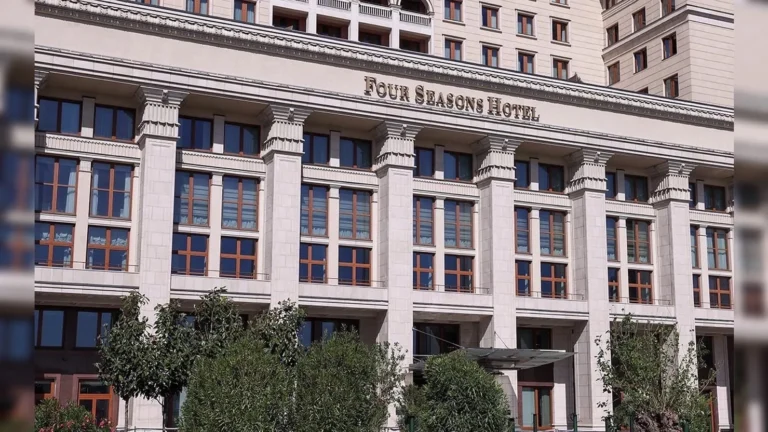 Как ВТБ стал владельцем элитных апартаментов в отеле Four Seasons на Охотном Ряду в центре Москвы и почему они оцениваются в 36 миллиардов рублей