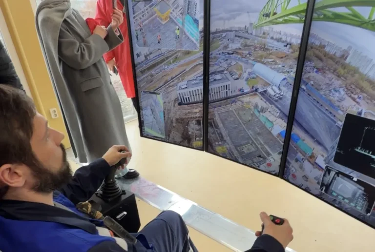 Ещё один интересный факт: крановщик на стройке «Адмирала» от «Галса» работает удаленно