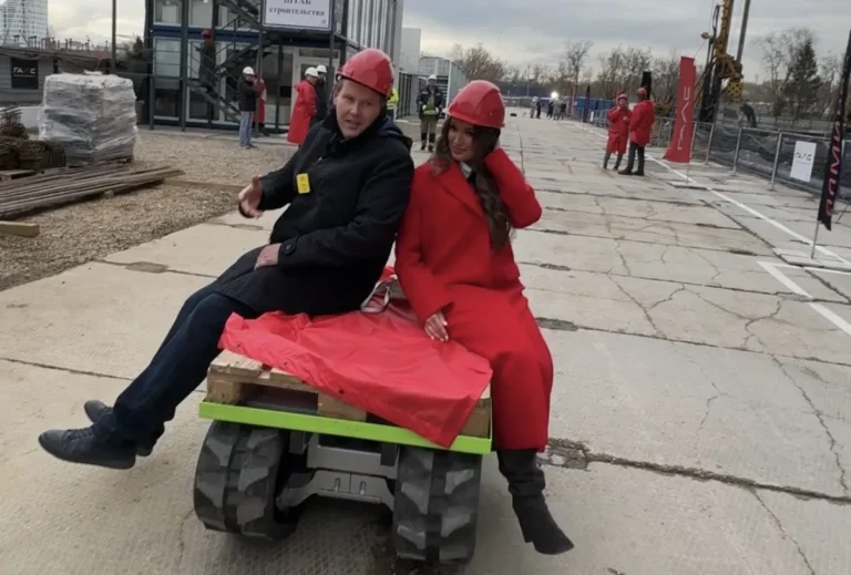 Вместе с директором по городским и строительным технологиям Фонда «Сколково» Юрием Хахановым