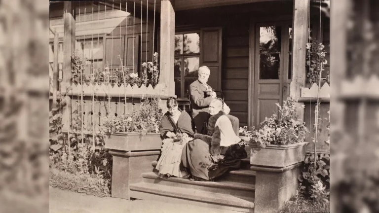 Знаменитые дачники и дачный сезон: как загородная жизнь формировала культуру России — от Чехова в Мелихово до Пастернака в Переделкино