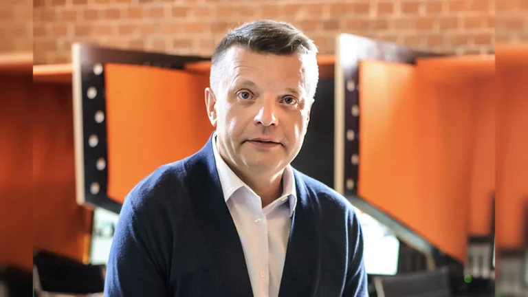 Как выглядел загородный дом Леонида Парфенова* в Подмосковье до отъезда из России — внутри не интерьер, а музей с кухней-печью и кроличьей фермой