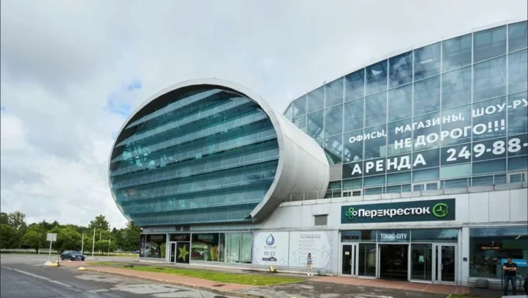 На «Авито» новый кандидат на продажу — за 3,5 млрд рублей выставили питерский бизнес-центр «Новая Аура», построенный «Эталоном»