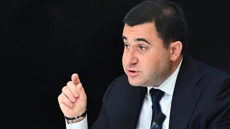 И какое же выступление замглавы Минстроя Никиты Стасишина без забавной истории — о том, как он хотел продать квартиру, и риэлторах