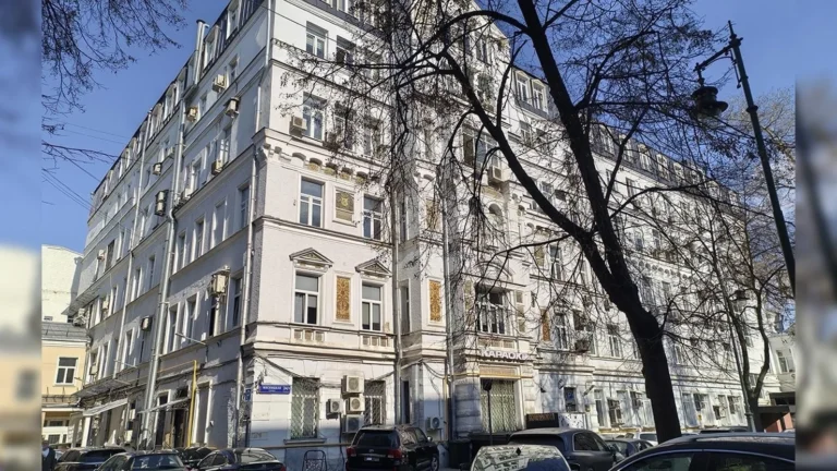 В Москве продают бывший доходный дом Строгановки за 17 миллионов рублей, или почему инвесторы охотятся за дореволюционной недвижимостью