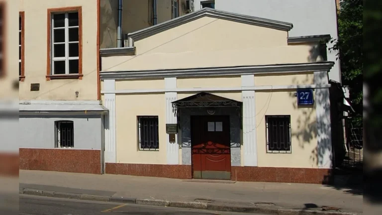 В центре Москвы продают дом дешевле однушки: почему столетнее здание уходит с молотка за 22,5 млн рублей