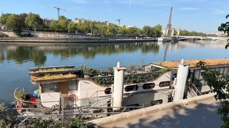 Альтернативные варианты жизни в Париже: от плавучих домов до палаток на тротуарах